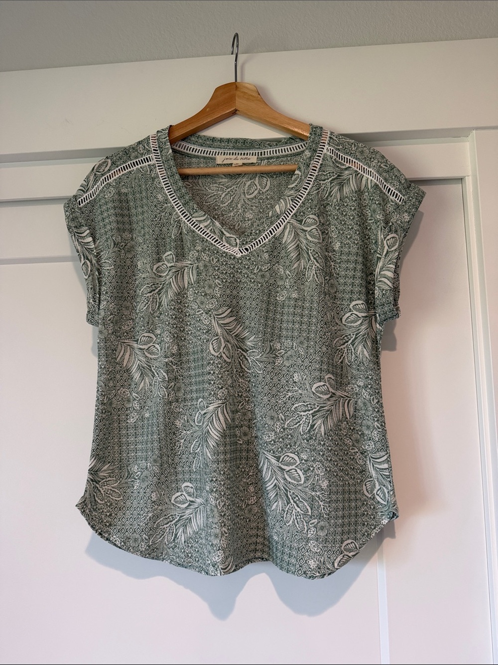 Joie De Vivre Women’s Sage Green Printed V-Neck Short Sleeve Top